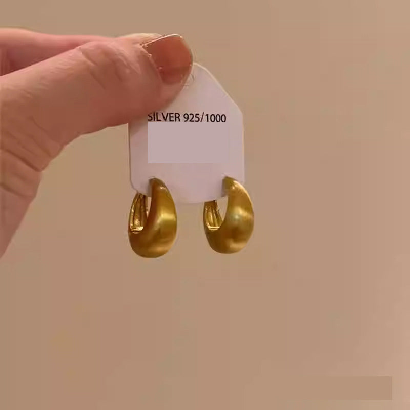 Metallic shiny round earrings exude a sense of sophistication and sophistication